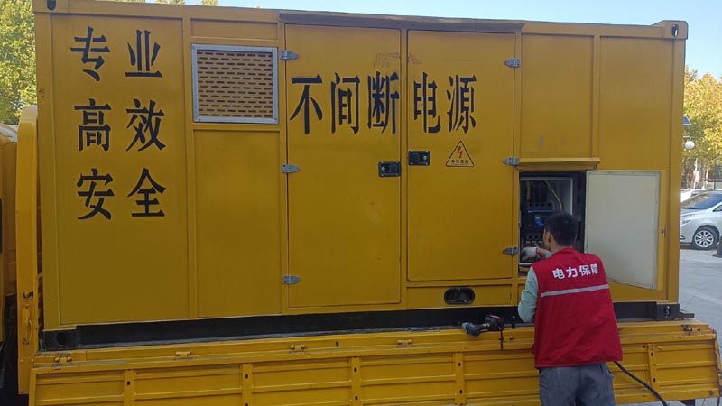 科尔沁右翼前柴油发电机组和UPS电源配合使用时，如何避免切换过程中的电力中断？